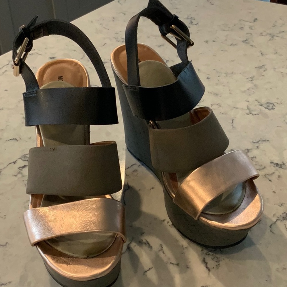 Mossimo wedge platform sandal. Size 8.5. Mostly gray.